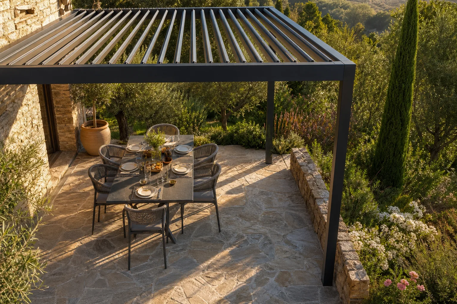 Pergola ou store banne : quel est le meilleur investissement ?